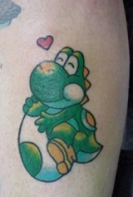 男生大腿上彩绘简单线条可爱卡通小恐龙纹身图片