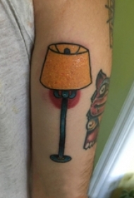 男生手臂上彩绘几何线条台灯纹身图片