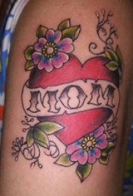 男生手臂上彩绘简单线条植物花朵和英文心形纹身图片