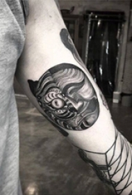 女生手臂上黑灰素描点刺技巧创意花纹纹身图片