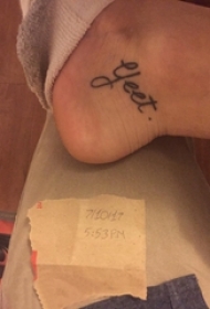 男生脚踝上黑色抽象线条简单英文单词纹身图片