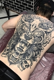 男生后背上黑灰点刺抽象线条老虎骷髅和人物纹身图片