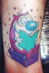 男生小腿上彩绘几何线条书籍和卡通人物纹身图片