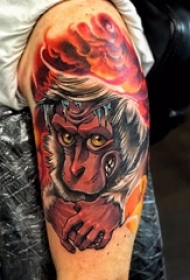 男生手臂上彩绘抽象线条云朵和动物猴子纹身图片