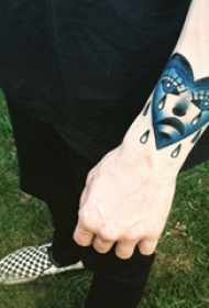 男生手臂上彩绘渐变几何线条眼睛和心形纹身图片