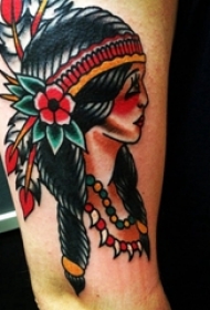 男生手臂上彩绘植物花朵和印第安人物纹身图片
