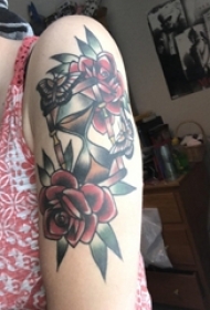 女生手臂上彩绘水彩素描唯美花朵创意沙漏纹身图片