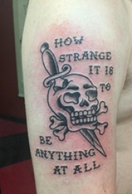 男生手臂上黑灰素描创意骷髅匕首纹身图片