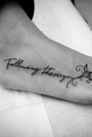 女生脚背上黑色抽象线条英文和文艺花朵纹身图片