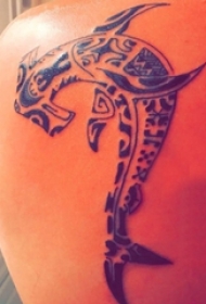 男生后肩上黑色几何抽象线条小动物锤头鲨纹身图片