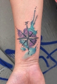 男生手腕上彩绘水彩素描创意水彩泼墨指南针纹身图片