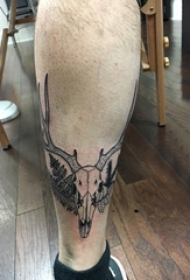 男生小腿上黑色点刺几何线条创意骷髅头骨纹身图片
