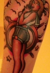 男生手臂上彩绘抽象线条船舵和人物肖像纹身图片