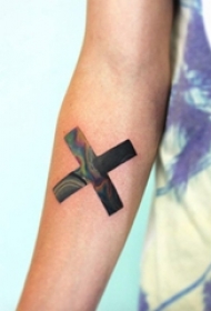 女生手臂上彩绘渐变简单线条几何素材纹身图片