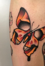 男生手臂上彩绘简单抽象线条骷髅和蝴蝶纹身图片