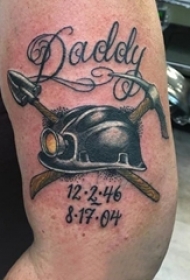 男生手臂上黑灰素描点刺技巧创意盔甲纹身图片