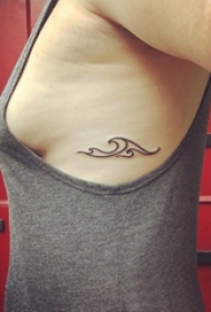 女生侧腰上黑色抽象线条创意浪花纹身图片