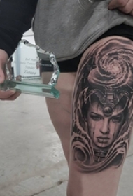 女生大腿上黑灰素描点刺技巧创意女生人物抽象纹身图片