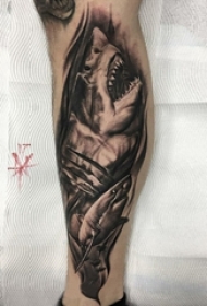 男生小腿上黑色点刺抽象线条小动物鲨鱼纹身图片