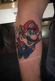 男生手臂上彩绘水彩素描创意可爱超级玛丽纹身图片