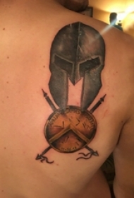 男生后背上彩绘帅气盔甲和盾牌纹身图片