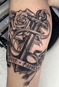 男生小腿上黑灰素描点刺技巧创意唯美花朵船锚纹身图片