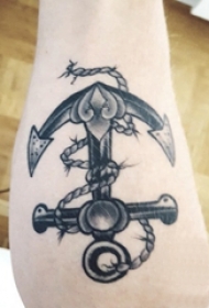 男生手臂上黑色点刺几何简单线条创意船锚纹身图片