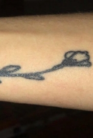 女生手腕上黑色点刺简单线条植物文艺花朵纹身图片