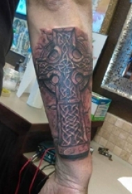 男生手臂上黑灰素描点刺技巧创意十字架纹身图片