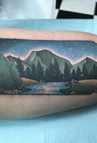 男生手臂上彩绘水彩唯美夜景风景纹身图片