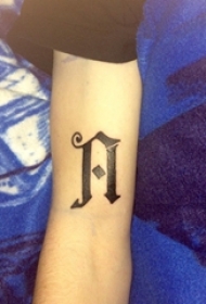 男生手臂上黑色几何线条创意纹身图片