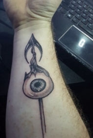男生手臂上黑灰素描点刺技巧创意箭纹身图片