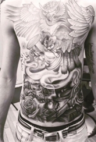 男生胸部黑灰点刺抽象线条花朵沙漏和动物老鹰纹身图片
