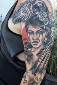 男生手臂上黑色点刺简单抽象线条花朵和人物肖像纹身图片