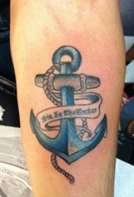 男生手臂上彩绘水彩素描创意精致船锚纹身图片