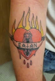 男生手臂上彩绘水彩素描创意心形文艺纹身图片