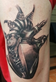 男生大腿上黑灰点刺简单线条创意机械心脏纹身图片