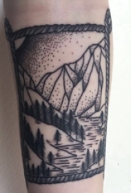 男生手臂上黑灰素描唯美简约风景纹身图片