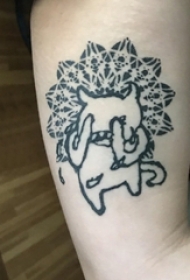 男生手臂上黑色点刺几何线条可爱卡通纹身图片