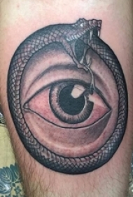 女生手臂上黑灰素描点刺技巧创意蛇上帝之眼纹身图片