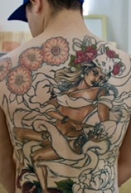 男生后背上彩绘植物花朵和抽象线条人物肖像纹身图片