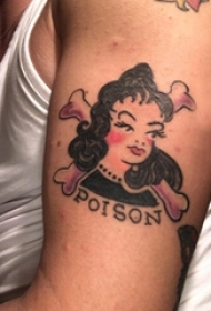 男生手臂上彩绘简单抽象线条英文和卡通人物纹身图片