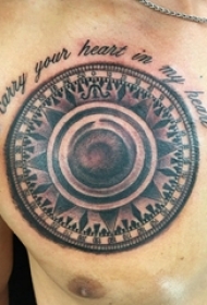 男生胸部黑灰点刺几何简单线条英文和转盘纹身图片
