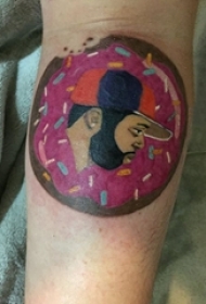 男生手臂上彩绘几何抽象线条食物和人物纹身图片