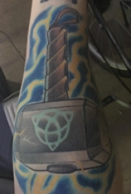 男生手臂上彩绘几何抽象线条锤子工具纹身图片