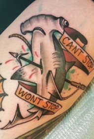 男生小腿上彩绘简单线条英文和小动物鲨鱼纹身图片