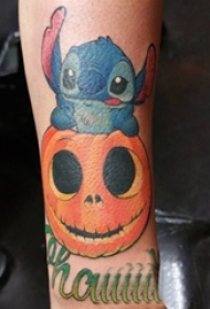 手臂上彩绘渐变线条英文和卡通人物纹身图片