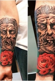 男生手臂上彩绘水彩唯美花朵黑灰素描复古人物纹身图片