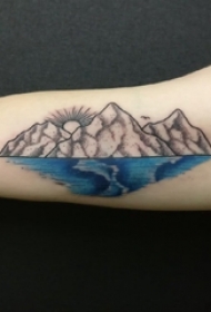 男生手臂上彩绘渐变抽象线条山水风景纹身图片