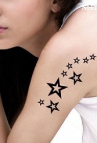 女生手臂上黑色线条创意文艺星星纹身图片